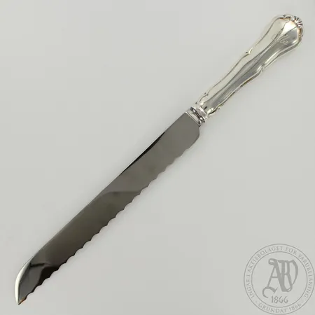 Leipäveitsi Chippendale, kaiverrettu, pituus 29cm, 830br, paino 123,8g.  Lähetetään postipakettina.