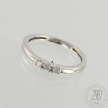 Timanttisormus 3xn.0.03ct, koko 16½, 585 valkokulta, paino 1,8g 