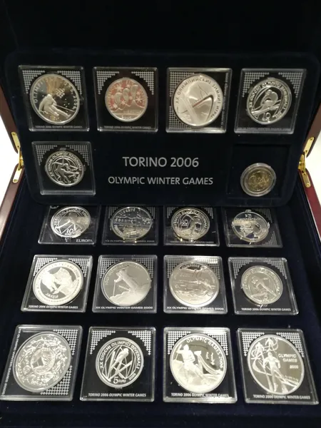 Olympiarahasarja 2006, 17 kappaletta ja yksi 2 euro kolikko Torino 2006, laatikko ja aitoustodistus kirja, 925, paino 411,9g 