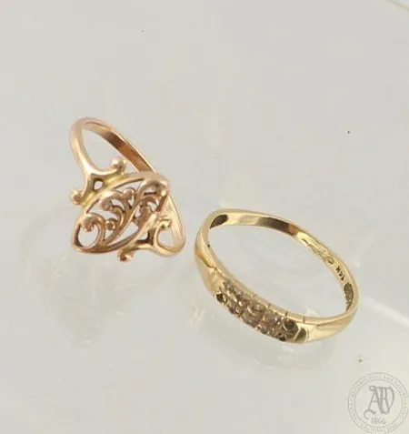 Kaksi viallista sormusta, toisessa timantit 8xn.0.005ct, 583-585, paino 3,2g 