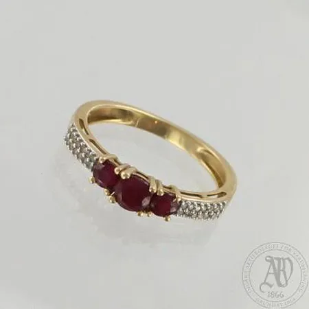 Kivisormus timanteilla 28xn.0.005ct, koko 17, 585br, paino 2,2g 