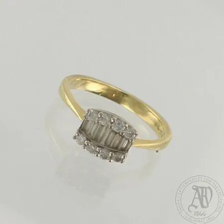 Timanttisormus 8xn.0.02-0.03ct ja 7xn.0.05-0.08ct baguette, koko 16¼, 585 kelta- ja valkokulta, paino 2,8g  