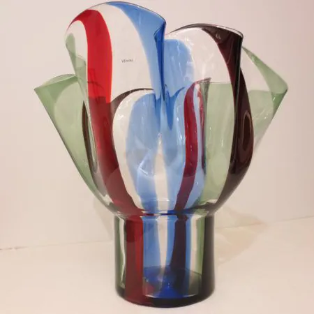 Lasimaljakko Kukinto, Venini 2008 - Timo Sarpaneva,  Korkeus 415 mm ja halkaisija 450mm, signeeraus Venini 2008 Sarpaneva. Ota yhteys panttilainaamoon kuljetusmaksusta sopimiseksi.