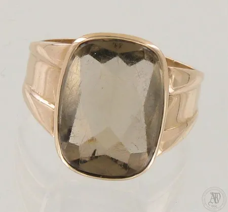 Kivisormus, kaiverrettu, kivi kulunut, koko 20¼, 585br, paino 6,9g