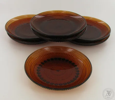 Seitsemän lautasta Iittala Kastehelmi,  ruskea, Ø 138mm