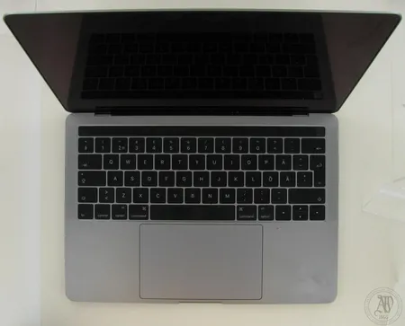 Apple MacBook Pro 13" Touch Barilla 512 Gt SSD kannettava, tähtiharmaa, takuu voimassa 17.04.2018 asti, hiiri ja laturi