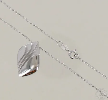 Kaulakoru, riipuksen korkeus 25mm, ketjun pituus 44,5cm, 925, paino 5,3g