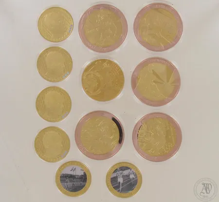 Kuusi muistomitalia: Lentävä Suomalainen (kup/nik), Viisi muistomitalia: Sinivalkoinen Sydän kup/nik, Yksi juhlaraha Paavo Nurmi 1 dollar kup/nik