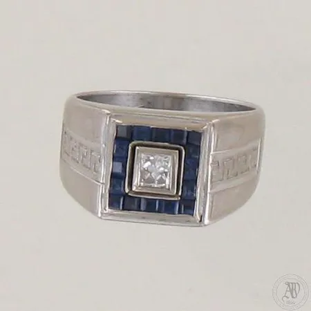 Sinisafiirikantasormus timantilla 1xn.0.20ct (Princess-hiontainen), kaiverrettu, koko 19¼, 750br valkokulta, paino 15,5g