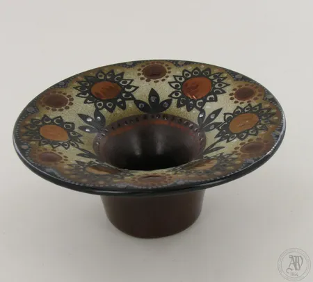 Arabia kynttilänjalka. Design, Hilkka-Liisa Ahola. Korkeus  5cm, halkaisija 11,5cm.