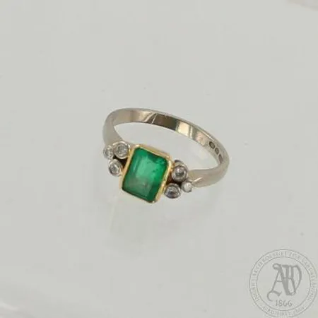 Smaragdisormus timanteilla 6xn.0.02-0.05ct, koko 17½, 750 kelta- valkokulta, paino 4,6g