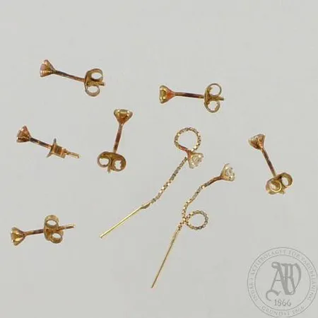 Neljä paria kivikorvakoruja, Ø 2,5-3,5mm, 585br, paino 1,7g
