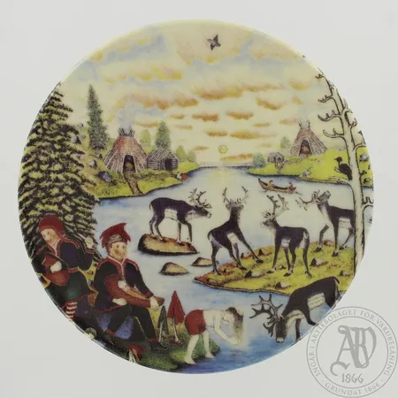 Seinälautanen, Arabia, A. Alariesto, Ø120mm, Lappalaiset kesäaskareissa nro.42 Lähetetään postipakettina.