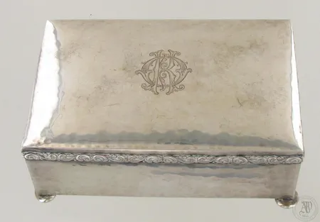 Hopeinen rasia, kaiverrettu, puinen runko, yksi jalka hieman löystynyt, vuodelta 1930, mitat 55x95x150mm, 813br, paino 306,7g