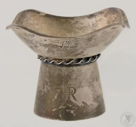 Kynttilänjalka, kaiverrettu, korkeus 65mm, vuodelta 1961, 813, paino 71,8g