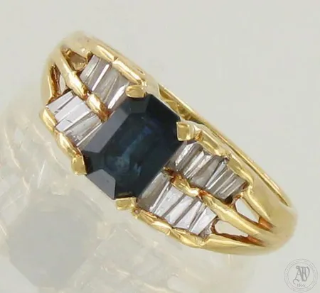 Sinisafiirisormus timanteilla 20xn.0.02ct (baguette-hiontaisia), safiirissa hyvin pieniä kolhuja, koko 17, 750br, paino 4,1g