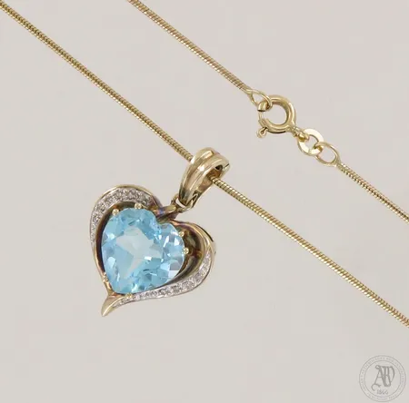 Kaulaketju ja kiviriipus timanteilla 10xn.0.005ct, sinisessä kivessä pieniä käytön jälkiä, ketjun pituus 46cm, riipuksen korkeus 28mm, 333br kelta- ja valkokulta, paino 8,2g