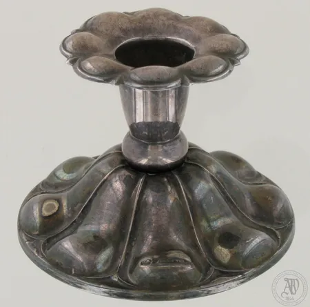 Kynttilänjalka, kaiverrus pohjassa, korkeus 60mm, 813br, paino 77,3g