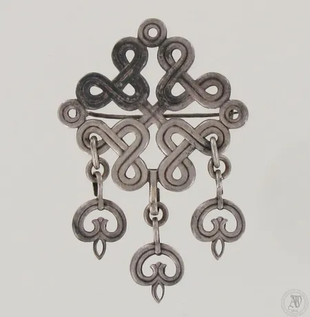 Rintaneula Kalevala Koru, Karjalainen nauhapunos, pieniä käytön jälkiä, korkeus 65mm, metallia