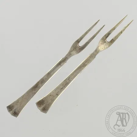 Kaksi leikkelehaarukkaa, pituus 115mm, 813, paino 19,9g