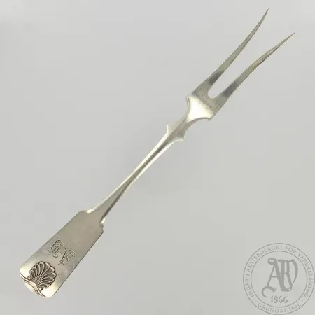 Tarjoiluhaarukka, kaiverrettu ja käytön jälkiä, pituus 185mm, 813, paino 41,7g