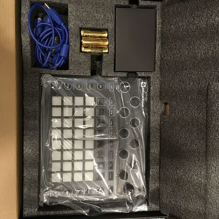 Novation Circuit -groovebox työasema, takuu voimassa 11.2018, kunto hyvä. Lähetetään postipakettina.