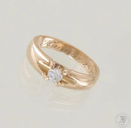 Timanttisormus 1xn.0.20ct, hyvin pientä kulumaa timantin taulun reunoissa, kaiverrettu, koko 16¾, 585, paino 3,8g