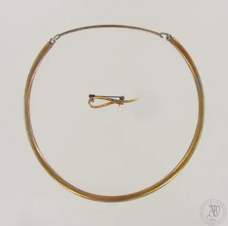 Kaulakoru ja helmirintakoru, kaulakorun pituus noin 42cm, rintakorun leveys 45mm ja korkeus 11mm, nimileima PO, vuodelta 2009, 925br, paino 44,5g