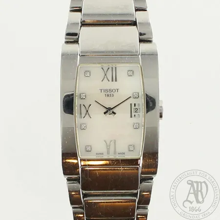 Teräsrannekello helmiäistaululla ja timanteilla 0.07ct, Tissot T-Trend Generosi T007.309.11.116.00, quartz:paristo loppunut, pientä käytön jälkeä, leveys 24,5 mm, rannekkeen pituus 160mm, kaksi lisäpalaa, laatikko, todistus Lähetetään postipakettina.