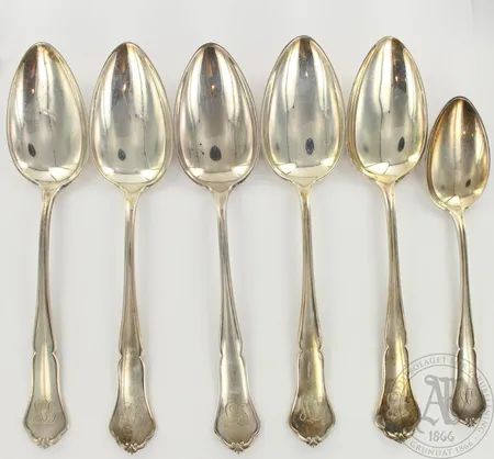 Viisi ruokalusikkaa ja yksi jälkiruokalusikka, kaiverrettuja, pituudet 170-200mm, 813, paino 305,1g 