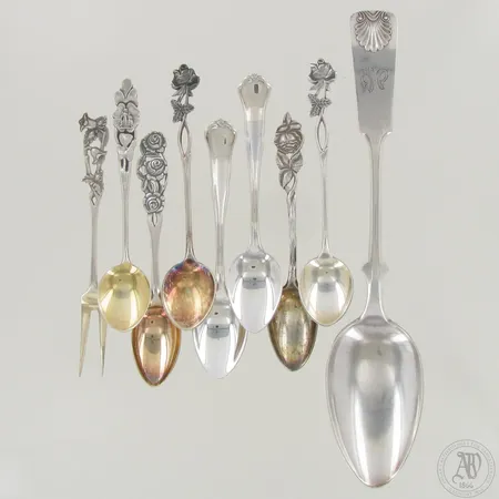 Seitsemän kahvilusikkaa, leikkelehaarukka, ruokalusikka, osassa kaiverrus, 813-830, paino 136,5g