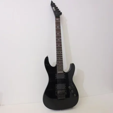 Sähkökitara ESP LTD KH-202 BLK Kirk Hammett signature, microfonin valitsimen potikan nuppi puuttuu, lehmusrunko, vaahterakaula, ruusupuuotelauta, EMG-HZ humbuckermikrofonit, 24 nauhaa, pehmeä laukku Ota yhteys panttilainaamoon kuljetusmaksusta sopimiseksi.