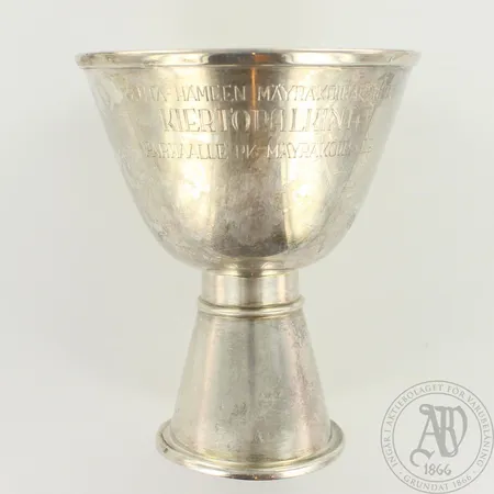 Malja, signeerattu Tapio Wirkkala, Kultakeskus, Hämeenlinna, vuodelta 1966, kaiverrettu, korkeus 12cm, 813, paino 157,2 Paino: 0 g