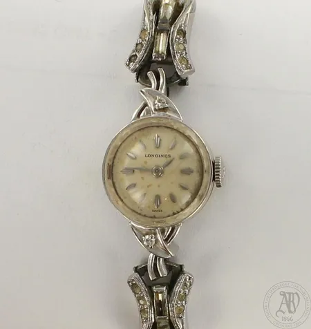 Kultarannekello Longines, taulun Ø 15mm, rannekkeen pituus 145mm, sarjanumero 11363260, cal 320, 17 jewels, takakannen sarjanumero 677139618, 416/585 valkokulta, paino 17,2g 
