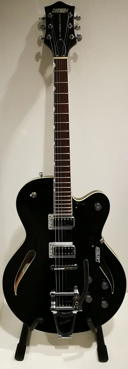 Puoliakustinen sähkökitara Gretsch Electromatic G5620T, vaahterarunko ja -kaula, ruusupuuotelauta, Bigsby®-licensed B70 vibrato, mikrofonit 1x Black Top Filter'Tron 1x Dual-Coil SUPER HiLo'Tron, kova laukku Ota yhteys panttilainaamoon kuljetusmaksusta sopimiseksi.