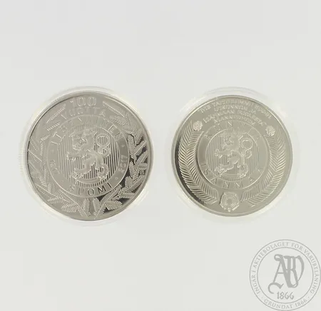 Kaksi Suomi 100 vuotta juhlamitalia, Itsenäinen Suomi 100 vuotta ja Kunnia Isänmaa, Kuparinikkeli, sealed
