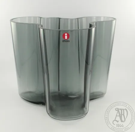 Aalto-maljakko harmaa, design Alvar Aalto, signeerattu, korkeus 120mm, käytön jälkiä. Lähetetään postipakettina.