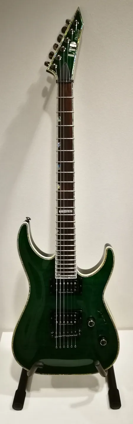 Sähkökitara ESP LTD Deluxe MH-1000, Emerald Green, mahonkirunko, loimuvaahterakansi, ruusupuuotelauta, reunanauhoitettu, abalone-upotukset, kaula läpi rungon-rakenne, mikrofonit Seymour Duncan JB ja ´59, ESP-lukkovirittimet, TonePros-talla, kompensoitu satula Earvana, sarjanumero W09020762, manuaali, kova laukku Ota yhteys panttilainaamoon kuljetusmaksusta sopimiseksi.