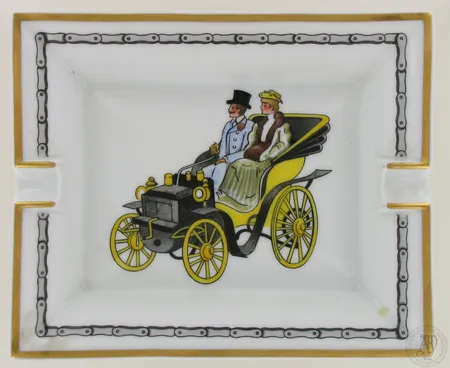Tuhkakuppi sikareille, Hermes Paris, Made in France, mitat 160x195x40mm, hyvin pientä kulumaa kultauksessa