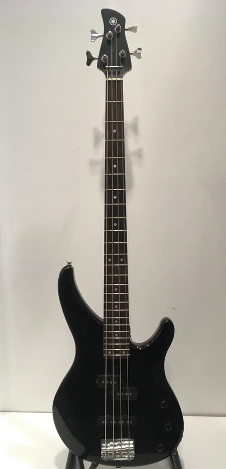 Sähköbasso Yamaha TRBX 174, pehmeä kantolaukku ja johto.  Ota yhteys panttilainaamoon kuljetusmaksusta sopimiseksi.