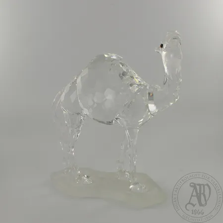 Kristallikoriste, Swarovski Kameli 247683, korkeus 120mm.  Ota yhteys panttilainaamoon kuljetusmaksusta sopimiseksi.