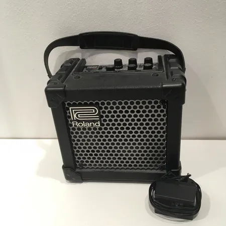 Minivahvistin Roland Micro Cube GX BK, virtajohto. Lähetetään postipakettina.