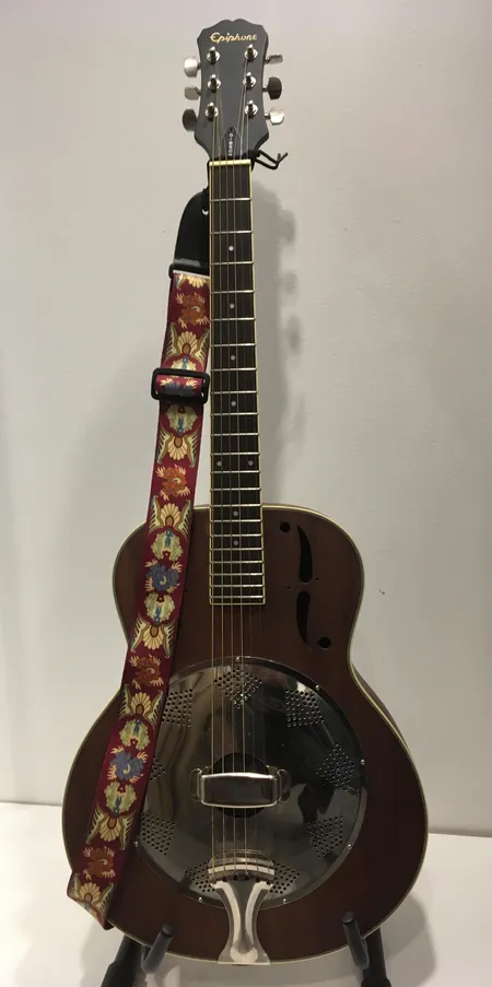 Resonaattorikitara, Epiphone Biscuit 20011035, made in Korea, pehmeä kantolaukku.  Ota yhteys panttilainaamoon kuljetusmaksusta sopimiseksi.