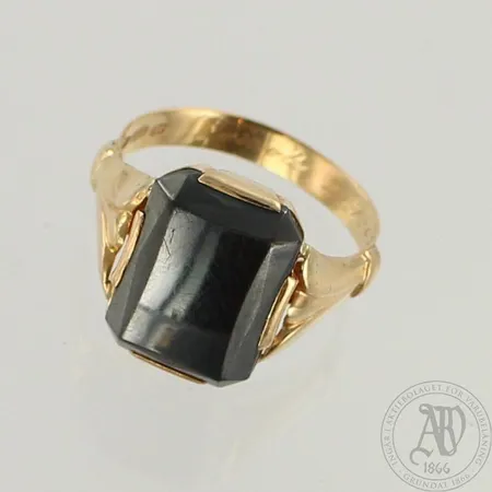 Hematiittisormus, kaiverrettu, koko 22¼, 585br, paino 6,2g