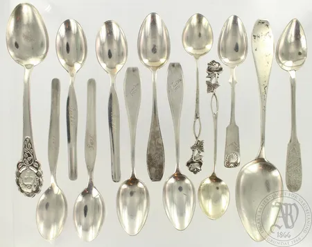 13 lusikkaa, kaiverrettuja, pituudet 115-170mm, 813-925, paino 172,2g
