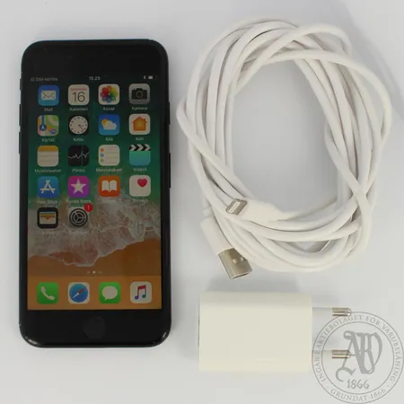 iPhone 7 128gt, laturi ja kuulokkeet, puhelin ostettu 7/2017