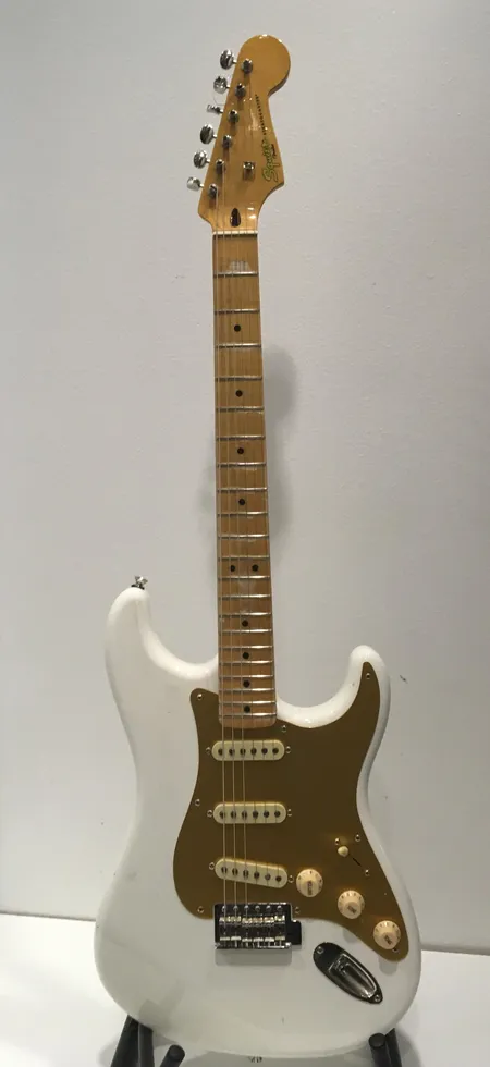 Sähkökitara Fender Squier Stratocaster CGS0908465, kaulassa käytön jälkiä ja takakansi puuttuu, pehmeä kantolaukku.  Ota yhteys panttilainaamoon kuljetusmaksusta sopimiseksi.