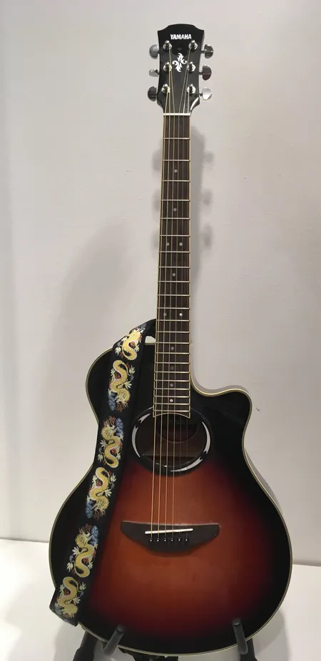 Puoliakustinen kitara, Yamaha APX 500 III, pehmeä kantolaukku.  Ota yhteys panttilainaamoon kuljetusmaksusta sopimiseksi.