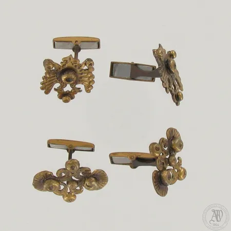 Kahdet kalvosinnapit, rungot hieman vääntyneet, design Seppo Tamminen, mitat 27x21mm ja 26x30mm, pronssia