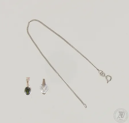 Kaksi kiviriipusta ja ranneketju, korkeudet 14 ja 15mm, pituus 180mm, 800-925br paino 2,5g ja 835 paino 1,2g